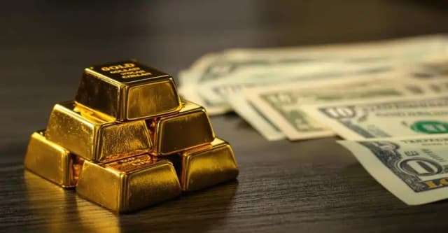 الذهب يتراجع مع صعود الدولار وعوائد السندات الأميركية