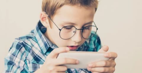 هل يرتبط استخدام الشاشات بمشكلات النطق لدى الأطفال؟