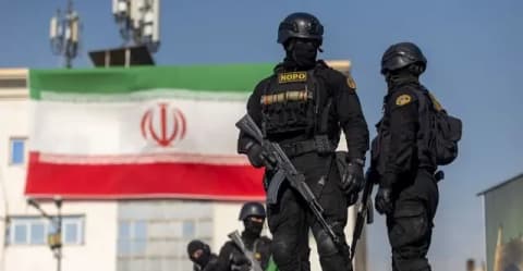 إيران تعلن احتراق ناقلتي نفط بعد اصطدامهما بألغام في هرمز