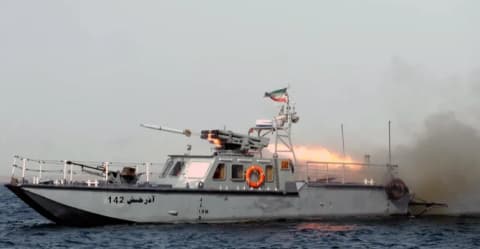 إعلام إيراني: إطلاق صاروخين باتجاه مضيق هرمز