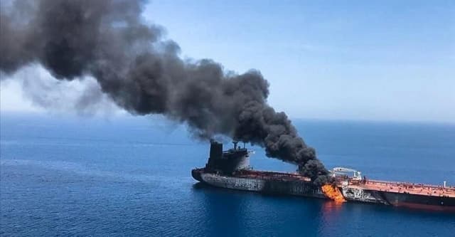 اصطدمت بلغم بحري.. الحرس الثوري يعلن احتراق ناقلة نفط في هرمز