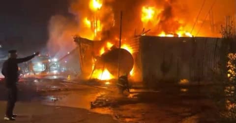 احتواء حريق التهم بناية تجارية في شارع فلسطين ببغداد
