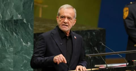 بزشكيان: خامنئي وفريق من 6 أعضاء ينسقون خطة إعادة فتح هرمز