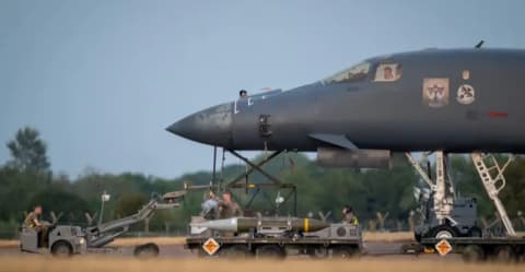 اعتقال 5 أشخاص يشتبه بتخطيطهم لاستهداف قاعدة جوية أميركية في بريطانيا