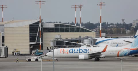 في رحلة تل أبيب.. شجار طياري فلاي دبي يثير إنذار اختطاف ويجبر طائرة على الهبوط في السعودية