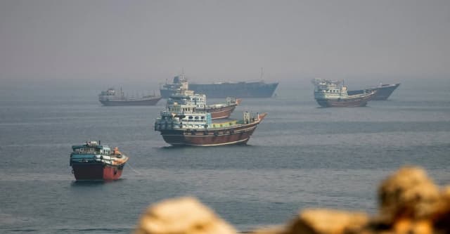 تۊشهاتن کەشتییگ نەفتهەڵگر و دوو کەشتی وە پەلامارەیل وە گولەیل نادیار لە هورمز