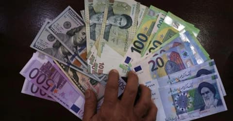 إيران.. الدولار يقترب من 274 ألف تومان وسط تضخم قياسي