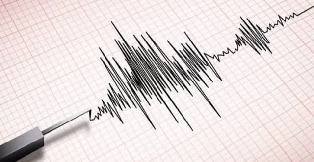 زلزال بقوة 5.9 درجات يضرب جزيرة سومباوا في إندونيسيا