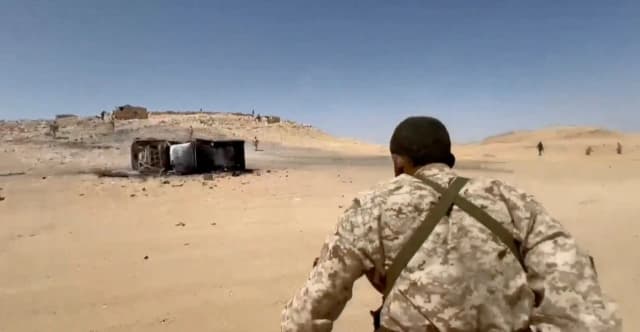 القوات اليمنية تتقدم قرب باب المندب والحوثيون يهددون المجال الجوي السعودي