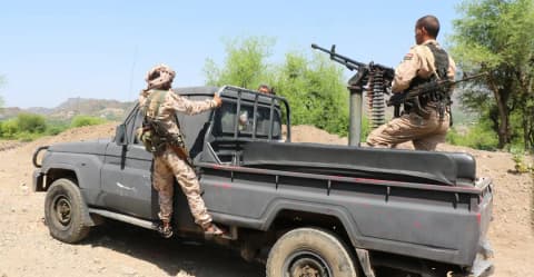 الحوثيون يستهدفون مطارين ومصفاة نفط في السعودية (تحديث)
