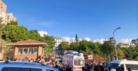 زەخمداربۊن 7 خوەنەوار دۊت وە رویداویگ چەقووکیشان کە "دۊت هەرزەکاریگ" لەناو مەکتەوەیگ لە ئیستەنبوڵ جیوەجی کرد