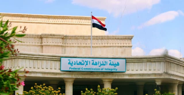 رشوة بـ 6 آلاف دولار وهاتف "آيفون" مقابل بناء عمارة.. الإطاحة بمسؤول في بلدية كركوك