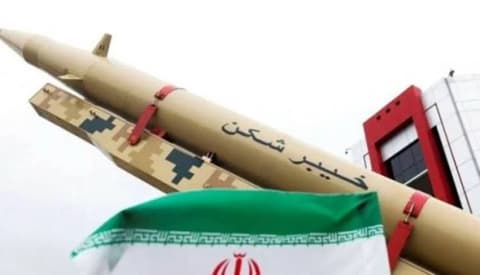 صحيفة أميركية: الحوثيون يطورون صاروخاً بالستياً يصل مداه لنحو 2000كم