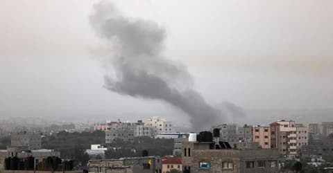 غزة.. قتلى بغارات جديدة والجيش الإسرائيلي يسحب الفرقة 99