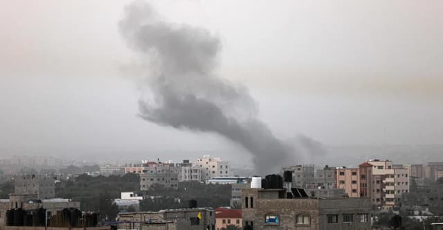 غزة.. قتلى بغارات جديدة والجيش الإسرائيلي يسحب الفرقة 99