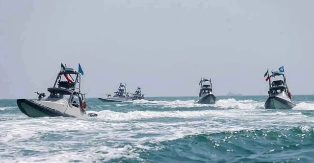 الحرس الثوري يعلن إصابة ناقلة نفط عملاقة بلغم بحري في هرمز