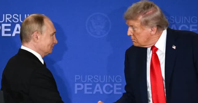 قبل دخولها حيز التنفيذ.. ترمب يخفف القيود والرسوم المرتبطة بروسيا