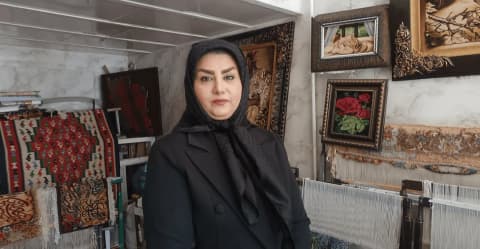 بخيوط السجاد تواجه التحديات.. كرمانشاهية تنسج النجاح بأيدي 87 امرأة