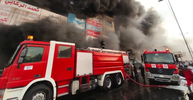 بغداد.. حريق يلتهم بناية لبيع أدوات السيارات في الطالبية