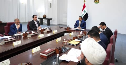 الزيدي يوجّه بتثبيت "فئة جديدة" على الملاك وملاحقة الأموال المهربة