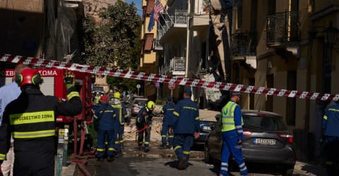 بينهم شرطيان.. إصابة 4 أشخاص بانفجار وسط أثينا