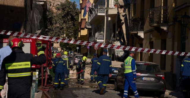 بينهم شرطيان.. إصابة 4 أشخاص بانفجار وسط أثينا