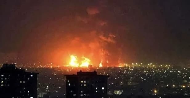 سماع دوي انفجارات في منطقة كاربان بمدينة سيريك الإيرانية