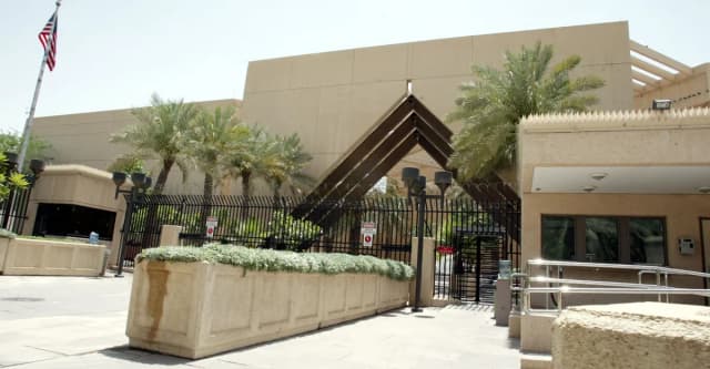 رويترز: واشنطن تستعد لإصدار أمر "إلزامي" بمغادرة موظفي سفاراتها في الخليج