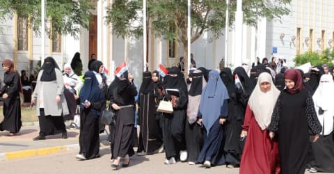 جامعة الأنبار تنظم وقفة احتجاجية رفضاً لقرار حظر الحجاب في المؤسسات التعليمية بأذربيجان
