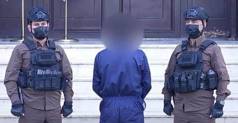 القبض على سائق حافلة نقل طلاب بتهمة "أفعال غير لائقة"