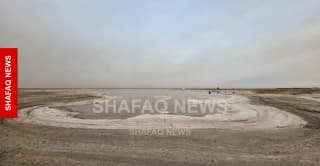 بحر النجف.. مهنة استخراج الملح بطرق بدائية توارثها الأبناء عن الآباء والأجداد (صور)