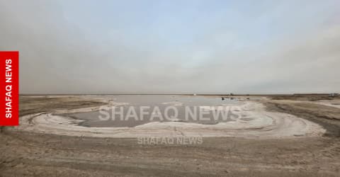 بحر النجف.. مهنة استخراج الملح بطرق بدائية توارثها الأبناء عن الآباء والأجداد (صور)