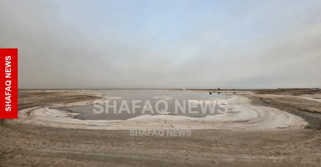 بحر النجف.. مهنة استخراج الملح بطرق بدائية توارثها الأبناء عن الآباء والأجداد (صور)