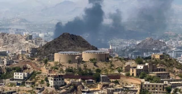 اليمن.. الحوثيون يقصفون عدن بصواريخ باليستية