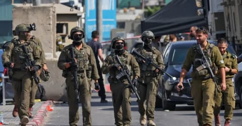 الخليل.. الجيش الإسرائيلي يُجبر مئات الفلسطينيين على إخلاء منازلهم ويعتقل العشرات