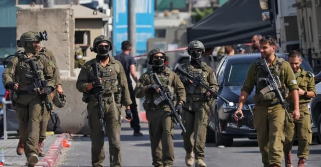 الخليل.. الجيش الإسرائيلي يُجبر مئات الفلسطينيين على إخلاء منازلهم ويعتقل العشرات
