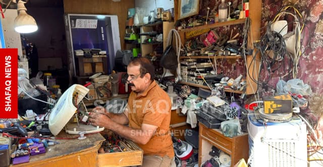 40 عاماً بين الأسلاك والراديو.. "أبو علي" يتحدى التكنولوجيا في ديالى (صور)