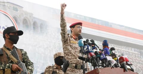 الحوثيون يعلنون استهداف وزارة الدفاع ومطارين وقاعدة جوية ومصفاة في السعودية
