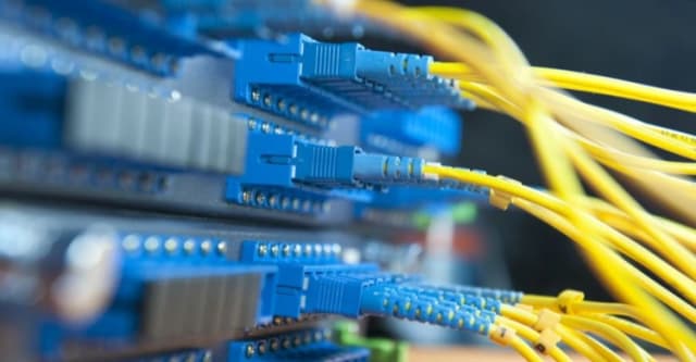 بغداد بالصدارة.. 4.8 ملايين خط للإنترنت الضوئي و41.9 مليون مشترك بالنقال في العراق