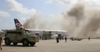 اليمن.. الحوثيون يقصفون مطار عدن وقصر المعاشيق