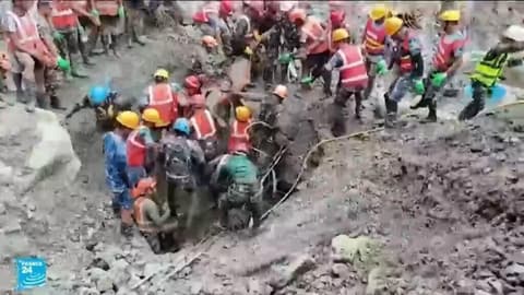 بعد أكثر من أسبوع على الكارثة.. إنقاذ عاملين من نفق غمرته الفيضانات في نيبال