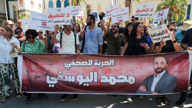 تونس: صحافيون يحتجون للمطالبة بالإفراج عن زميلهم الموقوف محمد اليوسفي