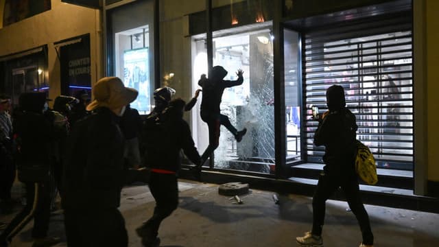 New Paris curfew ordered in parts of city from 2100 GMT Tuesday