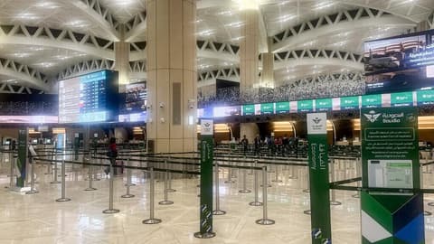 الحوثيون يعلنون مسؤوليتهم عن هجوم السبت على مطار الرياض