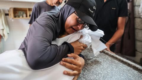 قتلى فلسطينيون في قصف مكثف على غزة وإسرائيل تعلن اعتقال عنصر بارز في حماس