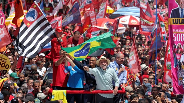 Lula and Bolsonaro make final push for votes ahead of Brazil's knife-edge election