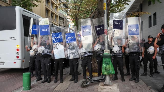 ‘Dark day for Turkey’: Pro-opposition TV channel boss slams police raid, broadcast halt