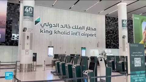 السعودية: مقتل 12 شخصا وإصابة 300 آخرين في أعنف هجوم على مطار الرياض