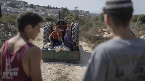 الضفة الغربية: مستوطنون يهاجمون موكبا دبلوماسيا ويعتدون بالضرب على رئيس بلدية فرنسي