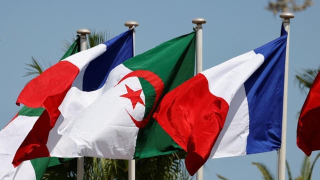 ماكرون يعرض دعم فرنسا للجزائر في مواجهة حرائق الغابات... وتبون يهدد بإعادة عقوبة الإعدام